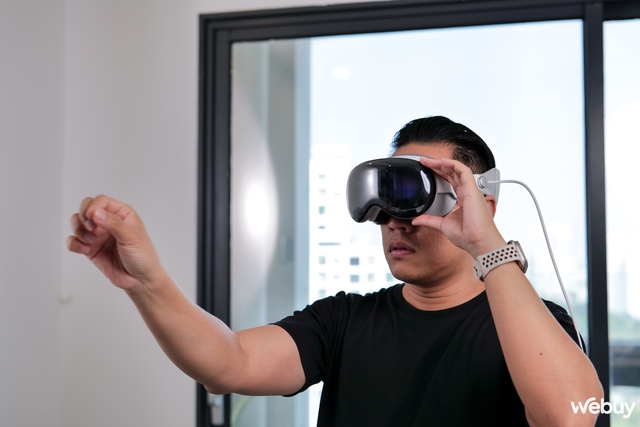 Mở hộp kính Apple Vision Pro vừa về Việt Nam với giá gần 170 triệu đồng: Đeo trên mặt thiết bị đắt gấp 2 lần xe Honda SH sẽ như thế nào?- Ảnh 20.