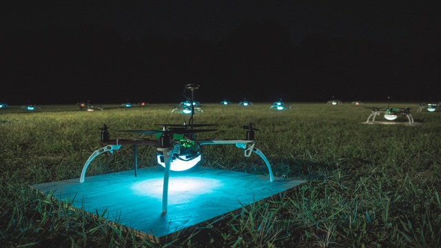 Vì sao hàng nghìn drone có thể 'vẽ' hình ánh sáng trên bầu trời đêm Hà Nội mà không va chạm với nhau?- Ảnh 4.