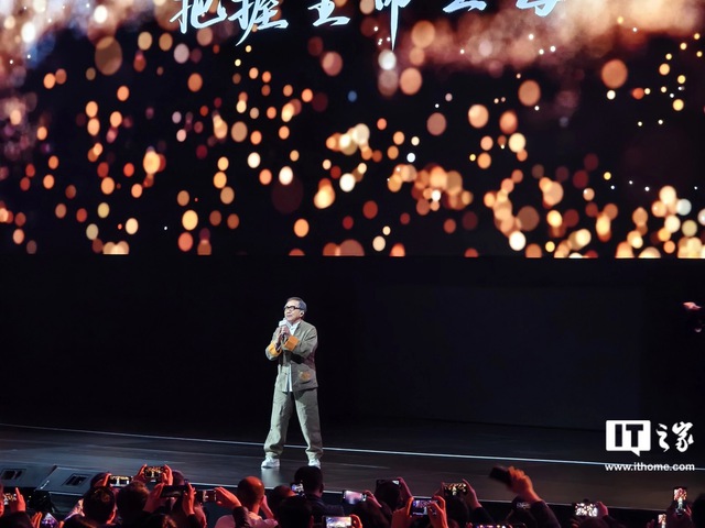 Thành Long (Jackie Chan) xuất hiện tại sự kiện ra mắt smartphone với diện mạo gây bất ngờ- Ảnh 1.