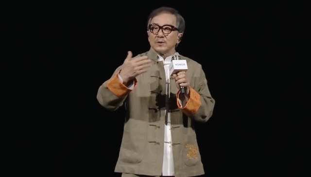 Thành Long (Jackie Chan) xuất hiện tại sự kiện ra mắt smartphone với diện mạo gây bất ngờ- Ảnh 2.