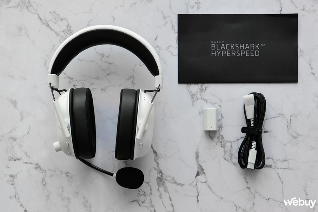 'Đập hộp' bộ đôi tai nghe Razer BlackShark V2 Hyperspeed và microphone Razer Seiren V3 Chroma- Ảnh 3.