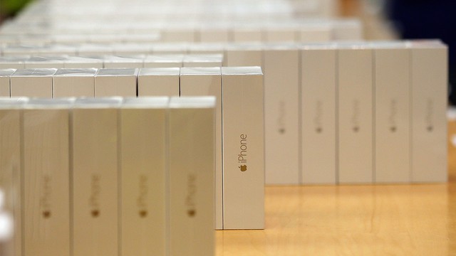 Ảo diệu: Apple Store triển khai công cụ cập nhật phần mềm iPhone mà không cần mở hộp- Ảnh 1.