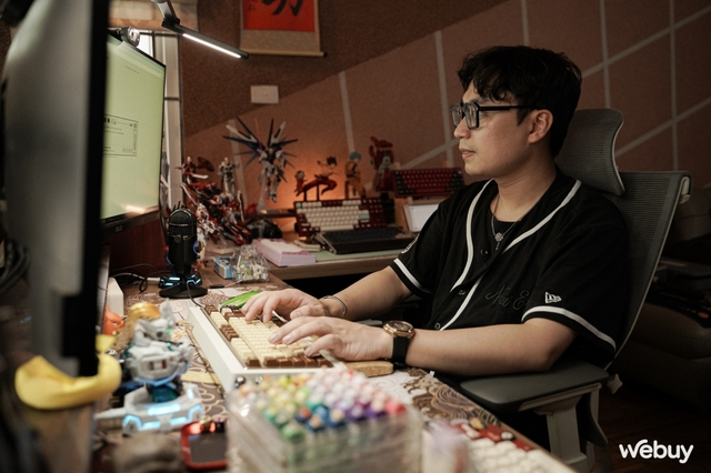 YouTuber tại Hà Nội với góc làm việc 'cả trăm triệu' tiền Gundam và bàn phím cơ- Ảnh 1.