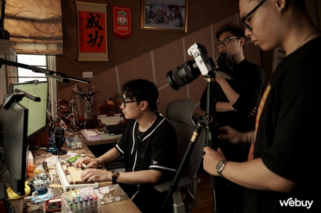 YouTuber tại Hà Nội với góc làm việc 'cả trăm triệu' tiền Gundam và bàn phím cơ- Ảnh 2.