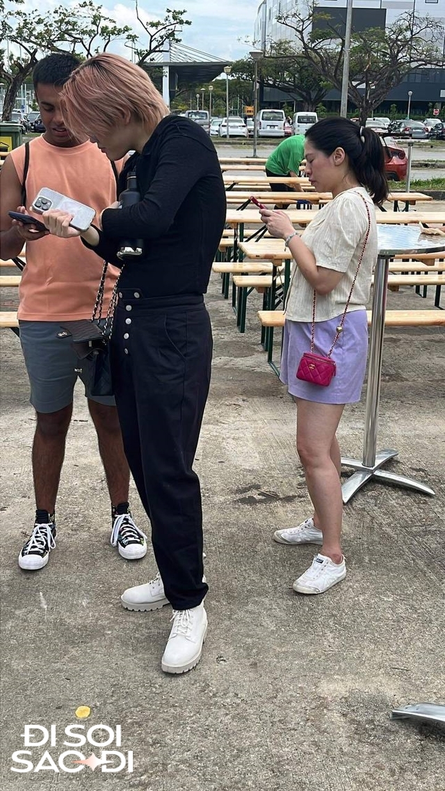 Nhiều fan đeo túi Chanel không được phép vào trong concert Taylor Swift tại Singapore, lý do là gì?- Ảnh 2. Nhiều fan đeo túi Chanel không được phép vào trong concert Taylor Swift tại Singapore, lý do là gì?- Ảnh 2.