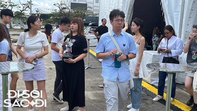 Nhiều fan đeo túi Chanel không được phép vào trong concert Taylor Swift tại Singapore, lý do là gì?- Ảnh 1. Nhiều fan đeo túi Chanel không được phép vào trong concert Taylor Swift tại Singapore, lý do là gì?- Ảnh 1.