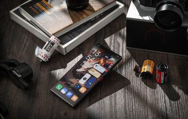 Cận cảnh smartphone chuyên chụp ảnh: Thiết kế giống máy film cổ điển nhưng hiệu năng vô đối với chip Snapdragon 8 Gen 3, giá rẻ bằng nửa Galaxy S24 Ultra- Ảnh 7.