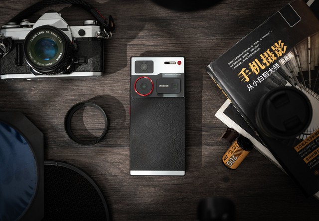 Cận cảnh smartphone chuyên chụp ảnh: Thiết kế giống máy film cổ điển nhưng hiệu năng vô đối với chip Snapdragon 8 Gen 3, giá rẻ bằng nửa Galaxy S24 Ultra- Ảnh 1.