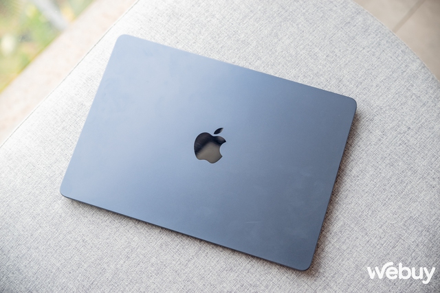 Ảnh thực tế MacBook Air mới ra mắt: Thiết kế không đổi, chip Apple M3 mạnh hơn, giá chính hãng từ 27,99 triệu đồng- Ảnh 6.