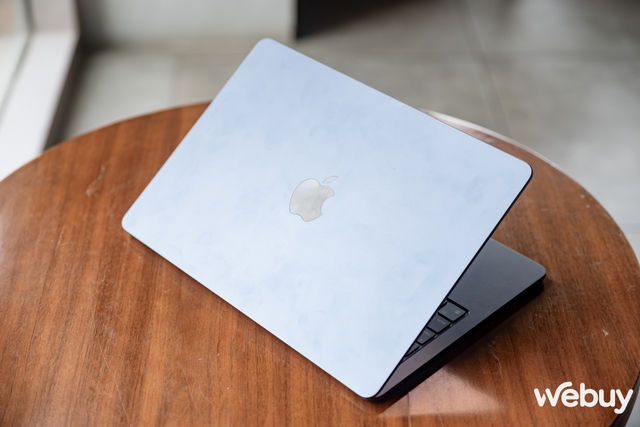 Ảnh thực tế MacBook Air mới ra mắt: Thiết kế không đổi, chip Apple M3 mạnh hơn, giá chính hãng từ 27,99 triệu đồng- Ảnh 8.