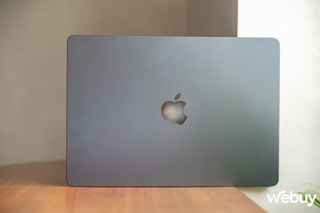 Ảnh thực tế MacBook Air mới ra mắt: Thiết kế không đổi, chip Apple M3 mạnh hơn, giá chính hãng từ 27,99 triệu đồng- Ảnh 16.