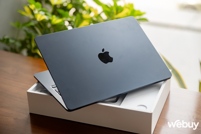 Ảnh thực tế MacBook Air mới ra mắt: Thiết kế không đổi, chip Apple M3 mạnh hơn, giá chính hãng từ 27,99 triệu đồng- Ảnh 5.