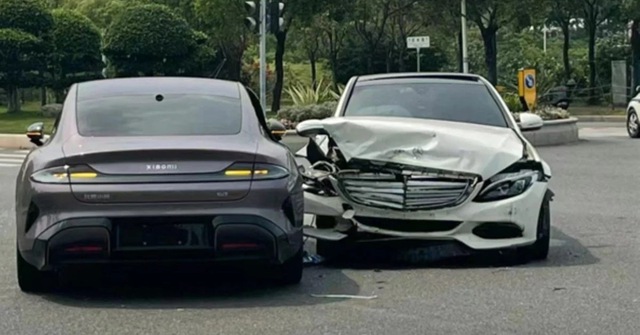Xe điện Xiaomi chưa ra biển đã gặp tai nạn với xe sang Mercedes: Cảnh sát Trung Quốc công bố nguyên nhân- Ảnh 2.