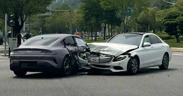 Xiaomi SU7 gặp tai nạn đầu tiên với Mercedes: Xe Trung Quốc được dịp "đọ độ cứng" với xe Đức- Ảnh 1.