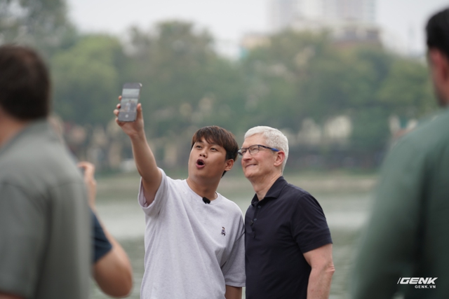 Tim Cook có mặt tại Hồ Hoàn Kiếm, giao lưu cùng Duy Thẩm và báo chí- Ảnh 13.