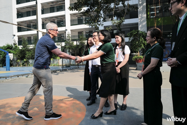 Tim Cook ghé thăm một trường học tại Hà Nội, dự giờ lớp học của Giang Ơi- Ảnh 1.