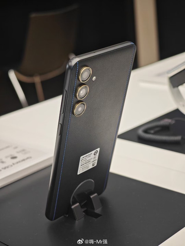 Samsung bất ngờ ra mắt smartphone với mặt lưng da- Ảnh 2.