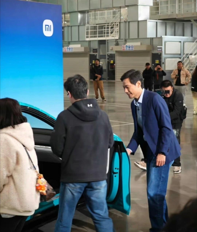 Bàn giao những chiếc xe điện đầu tiên, CEO Xiaomi Lôi Quân hào hùng tuyên bố: "Từ hôm nay, Xiaomi chính thức trở thành nhà sản xuất ô tô"- Ảnh 3.