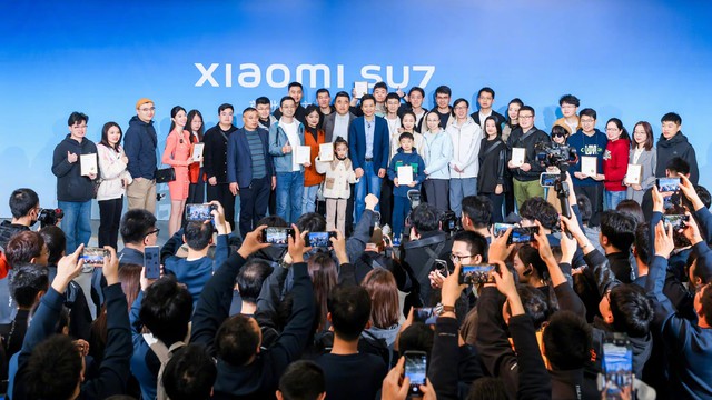Bàn giao những chiếc xe điện đầu tiên, CEO Xiaomi Lôi Quân hào hùng tuyên bố: "Từ hôm nay, Xiaomi chính thức trở thành nhà sản xuất ô tô"- Ảnh 7.
