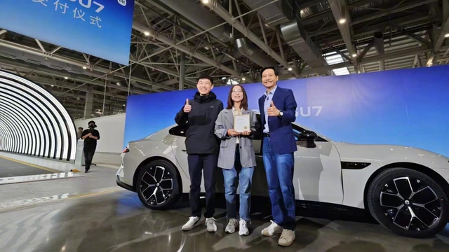 Bàn giao những chiếc xe điện đầu tiên, CEO Xiaomi Lôi Quân hào hùng tuyên bố: "Từ hôm nay, Xiaomi chính thức trở thành nhà sản xuất ô tô"- Ảnh 2.