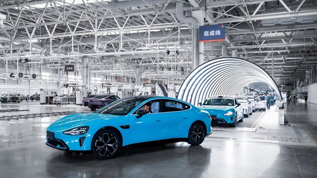 Bàn giao những chiếc xe điện đầu tiên, CEO Xiaomi Lôi Quân hào hùng tuyên bố: "Từ hôm nay, Xiaomi chính thức trở thành nhà sản xuất ô tô"- Ảnh 1.