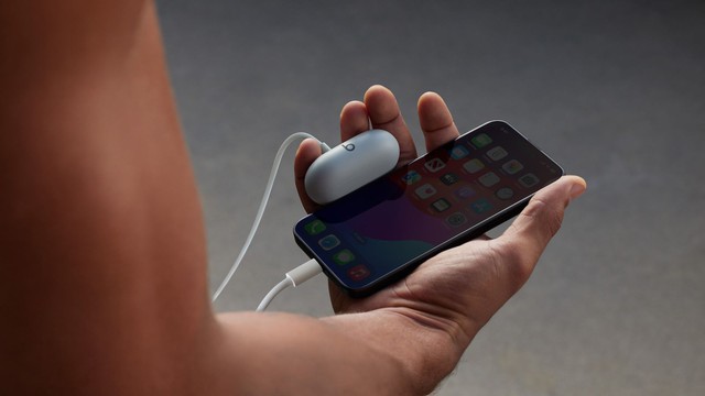Apple ra mắt tai nghe true wireless giá rẻ chưa từng có: Pin 18 tiếng, thiết kế siêu nhỏ gọn, có cả phiên bản trong suốt- Ảnh 3.