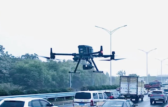 Trung Quốc ra mắt "Drone Đại Bàng" dùng 5G để giám sát giao thông: Vừa triển khai đã giúp cảnh sát phát hiện hàng loạt vụ vi phạm- Ảnh 1.