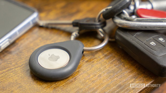 apple-airtag-on-keychain-stock-photo-1716185984287-1716185985352744276956.jpg