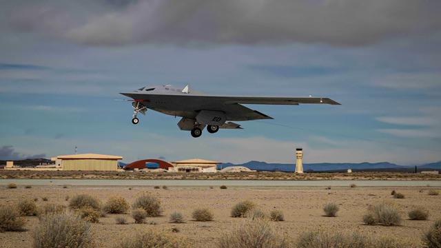 Không quân Mỹ công bố những bức ảnh chính thức đầu tiên về 'siêu máy bay tàng hình' B-21!- Ảnh 2.