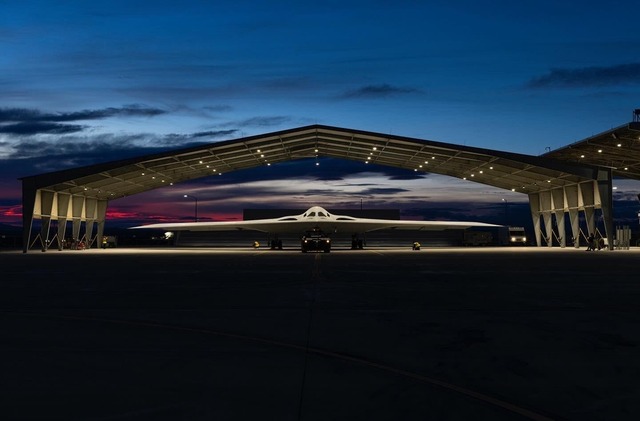 Không quân Mỹ công bố những bức ảnh chính thức đầu tiên về 'siêu máy bay tàng hình' B-21!- Ảnh 3.