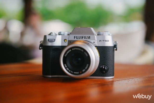 Trên tay Fujifilm X-T50: Nhỏ, nhẹ và vòng xoay giả lập màu phim khá 'vui vẻ'- Ảnh 2.