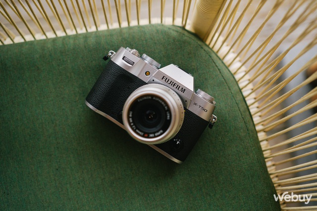 Trên tay Fujifilm X-T50: Nhỏ, nhẹ và vòng xoay giả lập màu phim khá 'vui vẻ'- Ảnh 1.