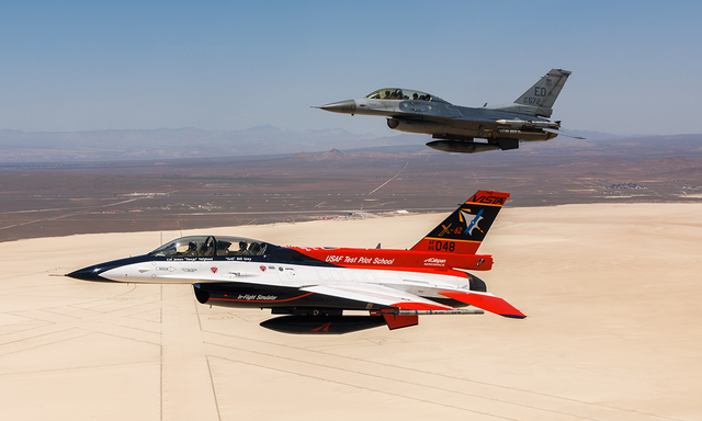 Bộ trưởng Mỹ ngồi thử tiêm kích F-16 do AI điều khiển, không chiến với máy bay do phi công con người cầm lái- Ảnh 1.