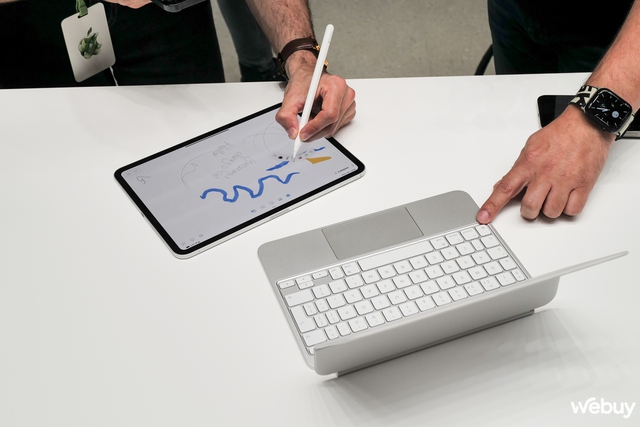 Trên tay bộ đôi phụ kiện 'quyền lực' của iPad Pro OLED 2024: Apple Pencil Pro và Magic Keyboard- Ảnh 1.