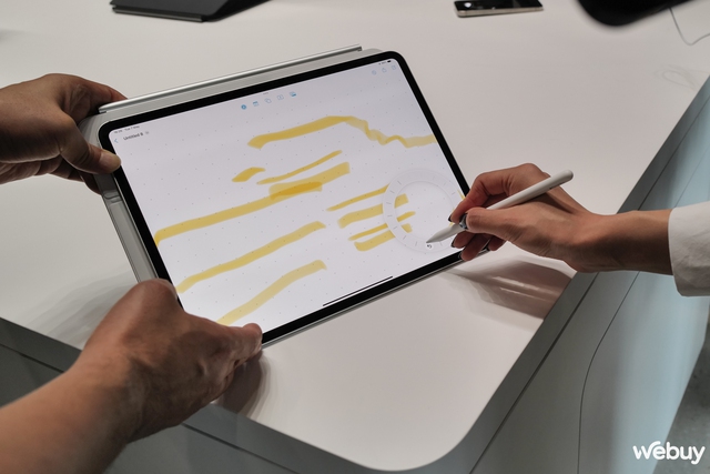 Trên tay bộ đôi phụ kiện 'quyền lực' của iPad Pro OLED 2024: Apple Pencil Pro và Magic Keyboard- Ảnh 3.