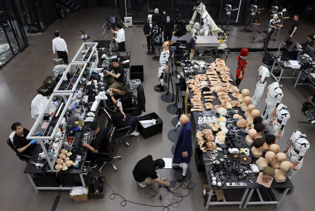Trung Quốc bắt đầu sản xuất hàng loạt robot hình người tích hợp AI, có biểu cảm khuôn mặt- Ảnh 2.
