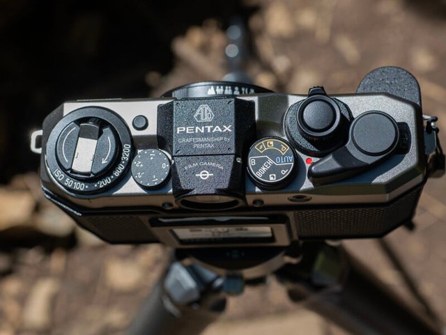 2024 rồi Pentax vẫn ra mắt máy ảnh film mới, ống kính còn gắn liền không thay thế được- Ảnh 3.