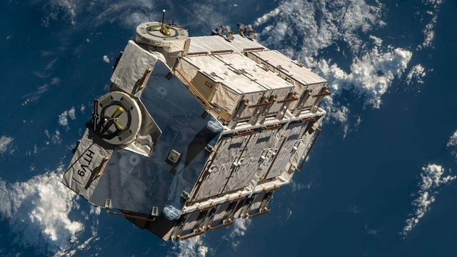 NASA bị kiện vì để rác từ "trên trời" rơi trúng nhà dân- Ảnh 1.
