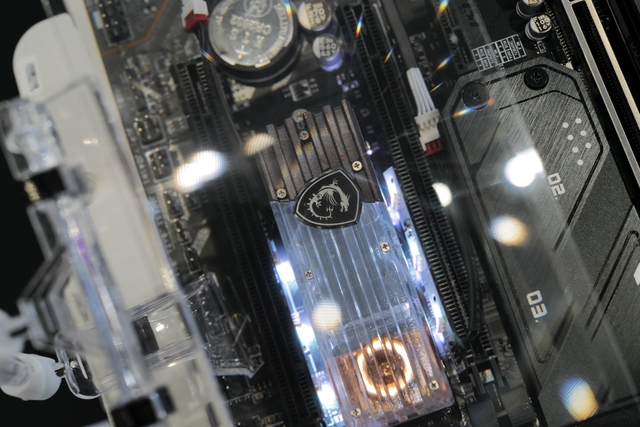 MSI cùng những linh kiện máy tính 'độc lạ' tại Computex 2024: PC tích hợp màn hình trên vỏ, GPU và SSD tản nhiệt bằng chất lỏng- Ảnh 9.
