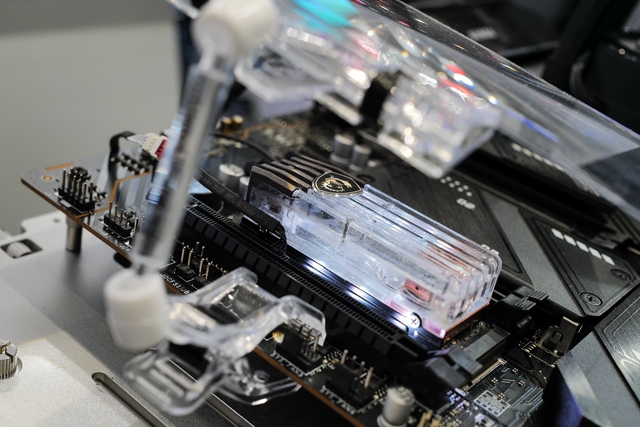 MSI cùng những linh kiện máy tính 'độc lạ' tại Computex 2024: PC tích hợp màn hình trên vỏ, GPU và SSD tản nhiệt bằng chất lỏng- Ảnh 8.