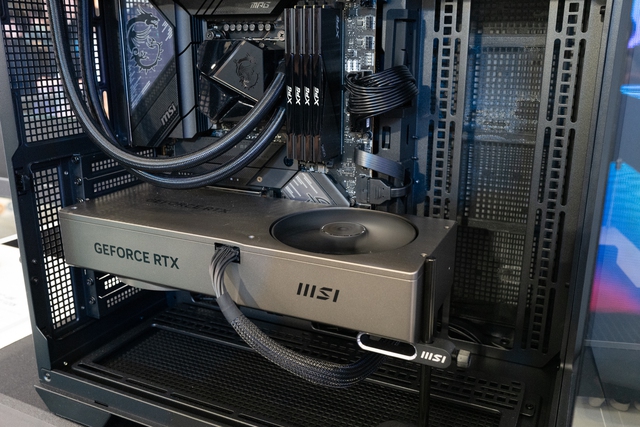 MSI cùng những linh kiện máy tính 'độc lạ' tại Computex 2024: PC tích hợp màn hình trên vỏ, GPU và SSD tản nhiệt bằng chất lỏng- Ảnh 5.