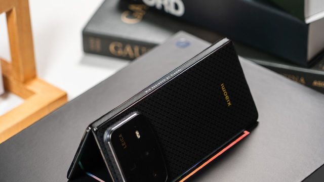 Ảnh thực tế Xiaomi MIX Fold 4: Thiết kế siêu mỏng nhẹ, mặt lưng sợi carbon, chống nước IPX8, có camera Leica, giá rẻ hơn Galaxy Z Fold6- Ảnh 15.