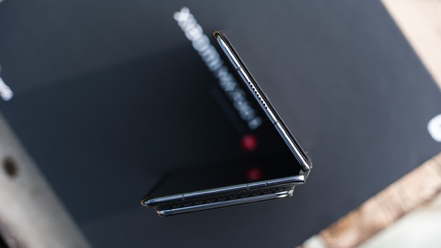 Ảnh thực tế Xiaomi MIX Fold 4: Thiết kế siêu mỏng nhẹ, mặt lưng sợi carbon, chống nước IPX8, có camera Leica, giá rẻ hơn Galaxy Z Fold6- Ảnh 17.