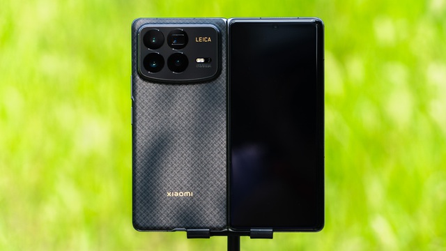 Ảnh thực tế Xiaomi MIX Fold 4: Thiết kế siêu mỏng nhẹ, mặt lưng sợi carbon, chống nước IPX8, có camera Leica, giá rẻ hơn Galaxy Z Fold6- Ảnh 6.