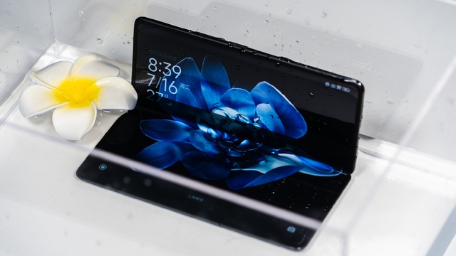 Ảnh thực tế Xiaomi MIX Fold 4: Thiết kế siêu mỏng nhẹ, mặt lưng sợi carbon, chống nước IPX8, có camera Leica, giá rẻ hơn Galaxy Z Fold6- Ảnh 10.