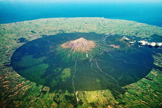 Tại sao núi Taranaki ở New Zealand lại có ranh giới gần như hình tròn hoàn hảo, giống như được tạo ra bởi con người?- Ảnh 1.