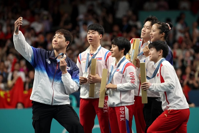 Khoảnh khắc VĐV Hàn Quốc selfie cùng VĐV Triều Tiên tại Olympic Paris 2024 gây sốt: Tất cả là nhờ Samsung- Ảnh 1.