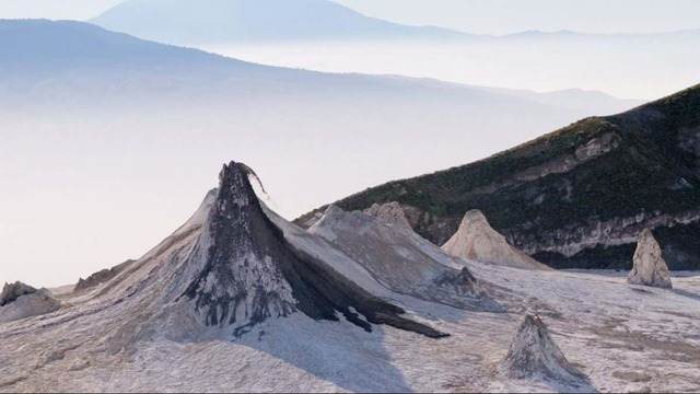 Ngọn núi lửa này phun ra dòng dung nham đen, loại magma kỳ lạ nhất trên Trái Đất- Ảnh 1.