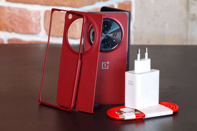 OnePlus ra mắt điện thoại gập phiên bản đặc biệt dành cho người dùng VIP, giá đắt hơn Galaxy Z Fold6- Ảnh 1.