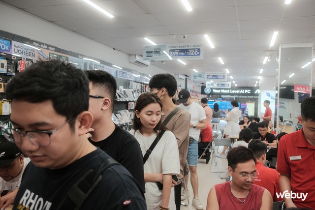 Ngày đầu mở bán iPhone 16 series: 3 giờ sáng vẫn "nườm nượp" người xếp hàng chờ được mua máy- Ảnh 4.